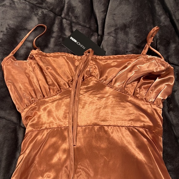 Fashion nova satin dress - Picture 3 of 5